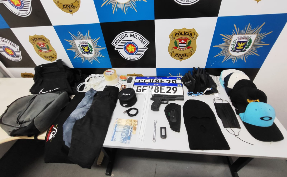 Indivíduo é preso com carro furtado e simulacro em Campinas (Foto: 47º BPM/I)