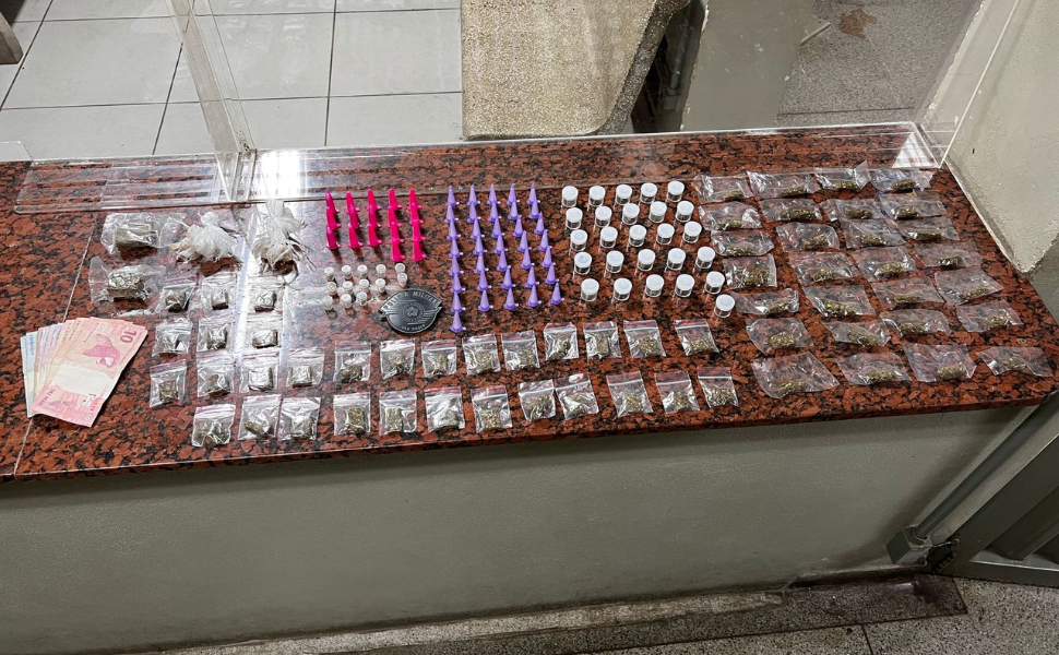 PM detém dois indivíduos por tráfico em Piracicaba (Foto: 10º BPM/I)