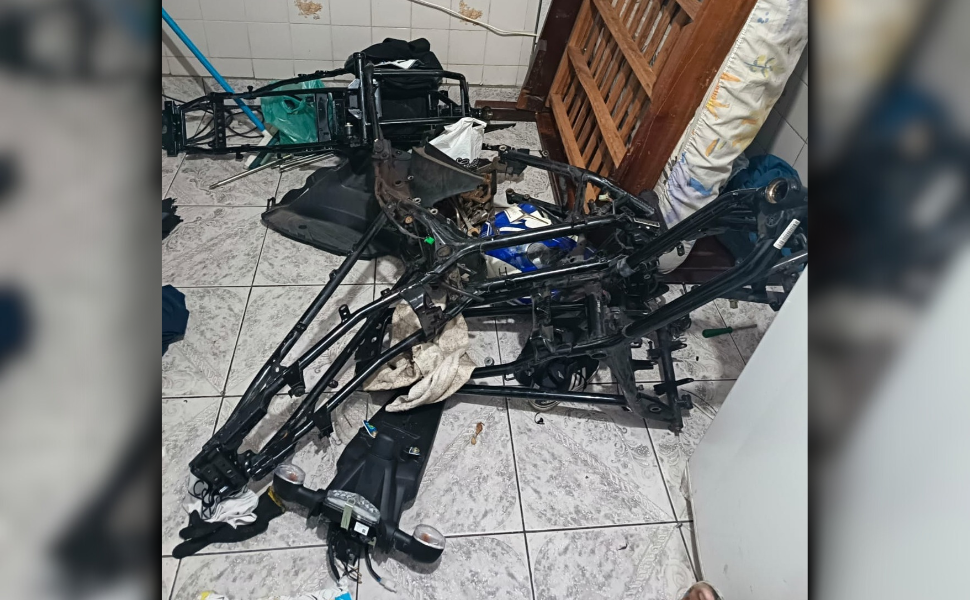 PM prende dupla envolvida em desmanche clandestino na zona norte da capital (Foto: 49º BPM/M)