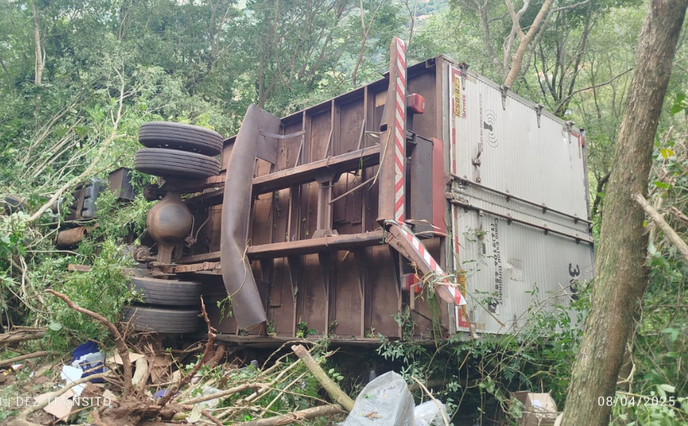 Caminhão perde freio e tomba na Serra de São Pedro (Foto: 10º BPM/I)