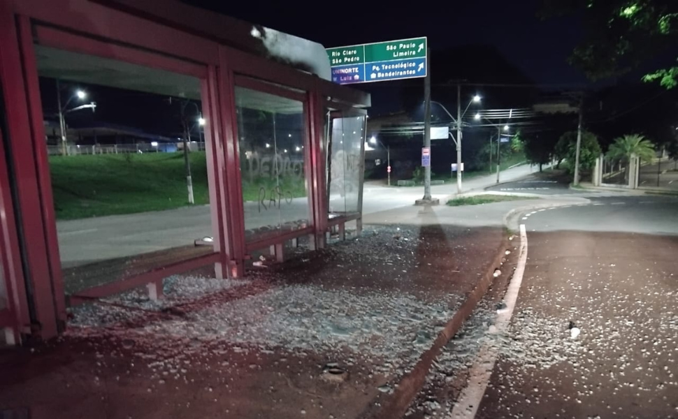 Homem é preso após destruir ponto de ônibus em Piracicaba (Foto: 10º BPM/I)