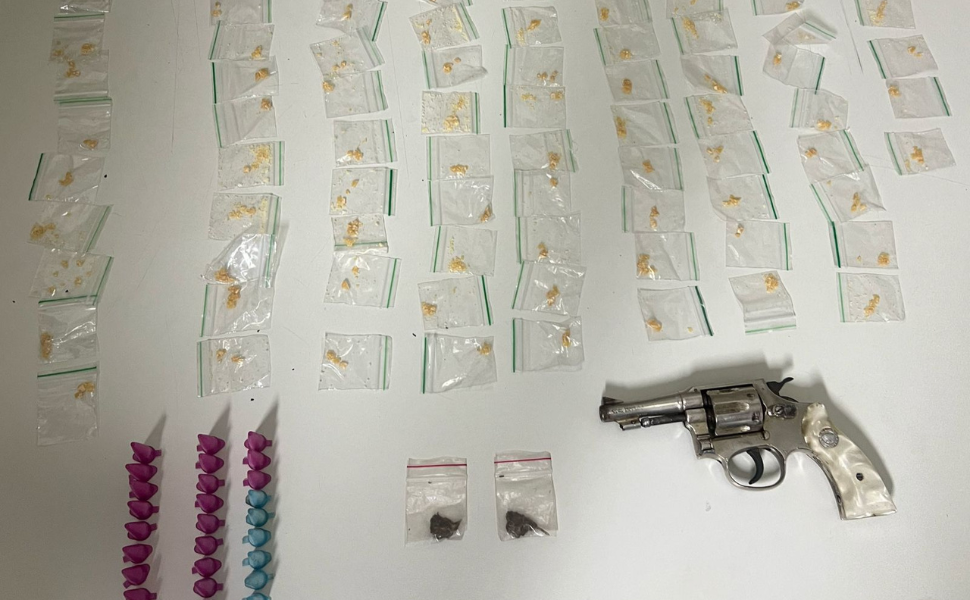 Arma e drogas são apreendidas após perseguição em Piracicaba (Foto: 10º BPM/I)