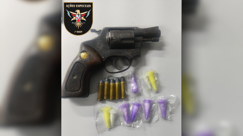 BAEP prende homem com revólver e drogas em Campinas (Foto: 1º BAEP)