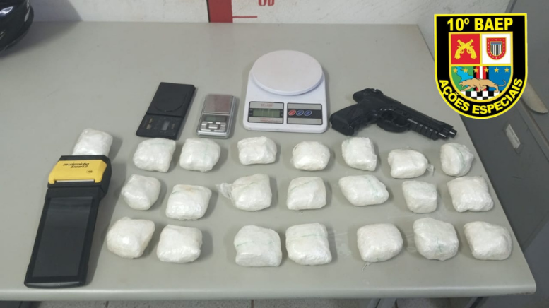 Mulher é presa por tráfico após tentar fugir de residência usada para armazenar drogas em Aguaí (Foto: 10º BAEP)