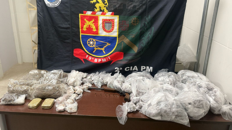 Homem é preso por porte ilegal de arma e tráfico de drogas em Santa Bárbara d’Oeste (Foto: 19º BPM/I)
