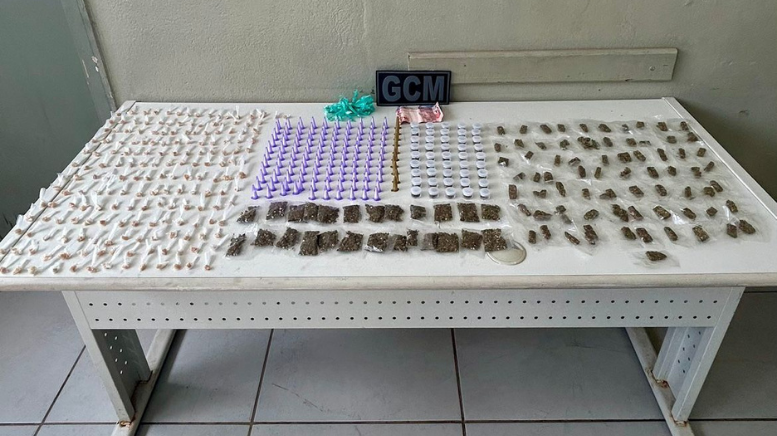 Dupla é presa por tráfico na Comunidade Portelinha, em Piracicaba (Foto: GCM/Piracicaba)