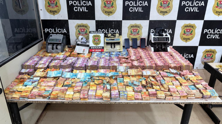 Casal é preso com grande quantia em dinheiro durante ação do DENARC na zona sul de São Paulo (Foto: Polícia Civil)