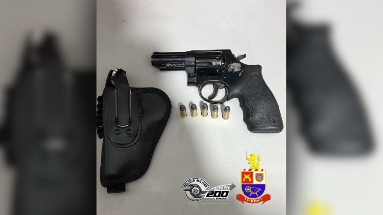 Homem é preso por porte ilegal de arma após ameaçar transeuntes em Cosmópolis (Foto: 19º BPM/I)