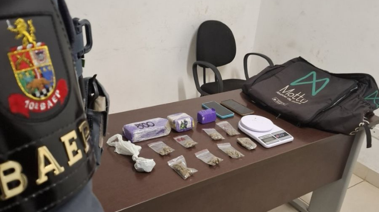 BAEP flagra dupla com mochila carregada de droga em rodovia de Sumaré (Foto: 10º BAEP)