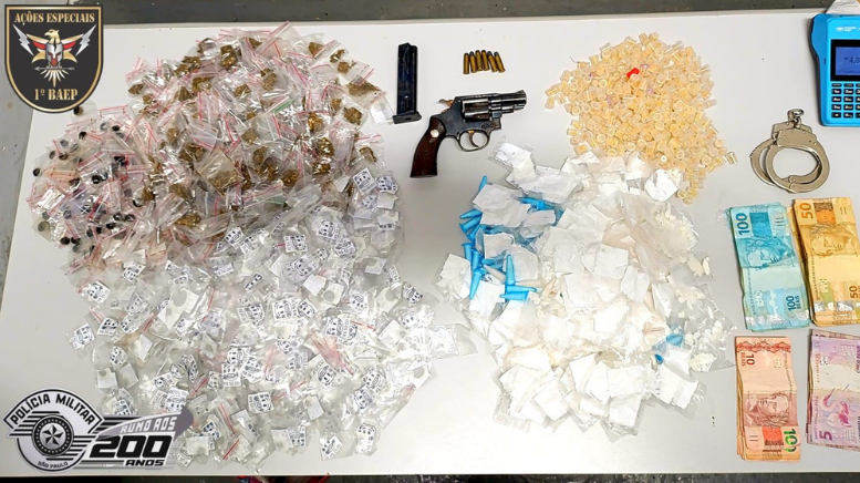 Homem é preso por tráfico de drogas e posse ilegal de arma na Vila Palmeiras, em Campinas (Foto: 1º BAEP)
