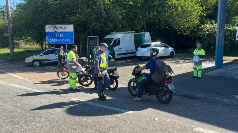 Polícia Rodoviária realiza ação educativa com motociclistas na SP-075, em Indaiatuba (Foto: 4º BPRv)
