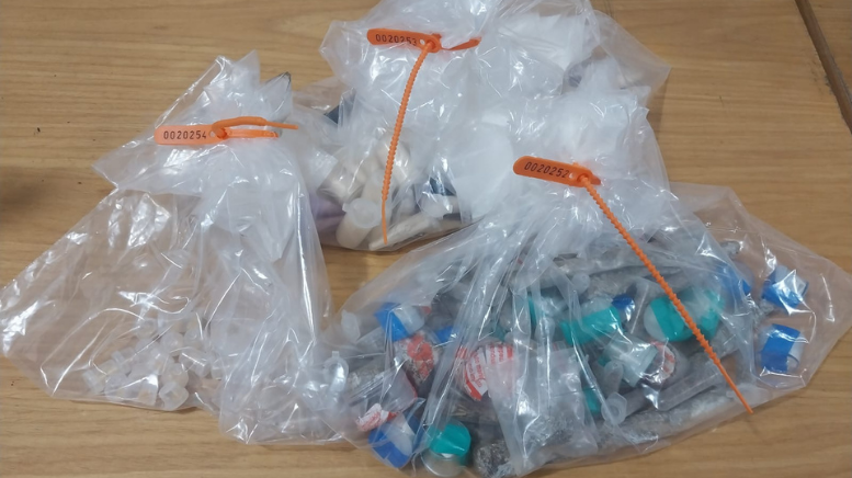 GCM localiza sacola com mais de 200 porções de drogas em viela do Jardim Itapuã, em Itapevi (GCM/Itapevi)