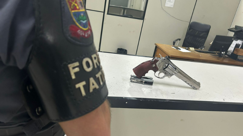 Homem é detido por porte ilegal de arma em Várzea Paulista (Foto: 49º BPM/I)