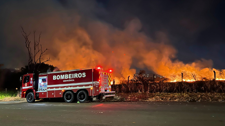 Incêndio atinge área de mata atrás do Shopping em Americana (Foto: Caio Lausi / Policial Padrão)
