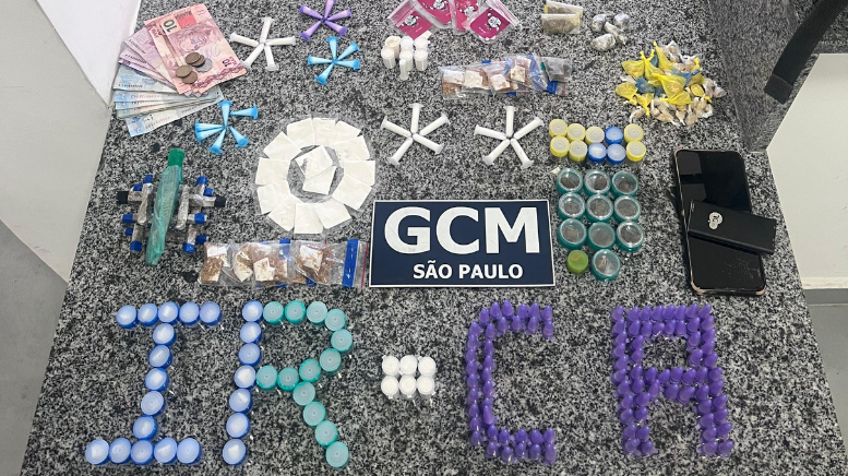 GCM flagra homem saindo de bueiro e apreende drogas na zona sul de São Paulo (Foto: GCM/São Paulo)