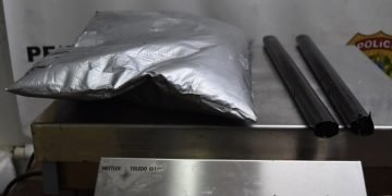 Polícia Federal prende três procurados pela Justiça e mulher por tráfico no Aeroporto de Guarulhos