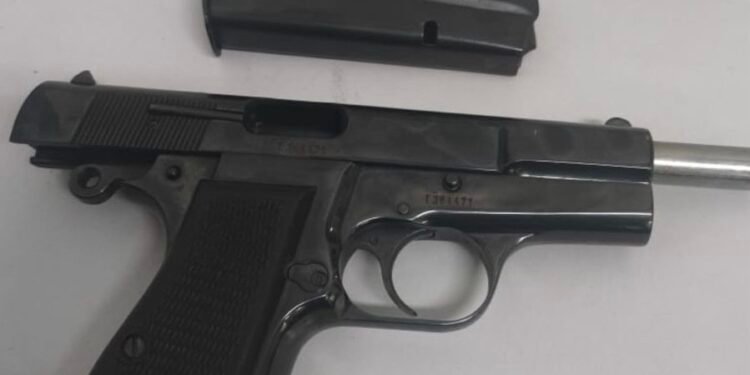 Pistola Browning calibre 9 mm e munições apreendidas pelo BAEP em Rio Claro.
