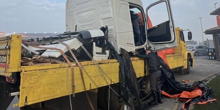 Peças de caminhão roubado apreendidas pelo Tático Ostensivo Rodoviário na Rodovia Castello Branco, em Araçariguama, São Paulo.