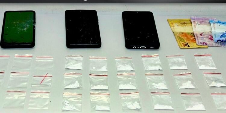 Polícia Militar apreende cocaína e prende três homens por tráfico e porte de drogas em Novo Horizonte