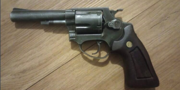 Revólver Rossi calibre 38 Special e munições apreendidos pelo BAEP em Hortolândia após intervenção policial.