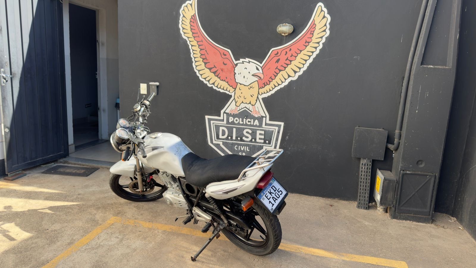 Operação da Dise de Americana apreende drogas e motocicleta em ação contra tráfico de drogas no bairro Zanaga.