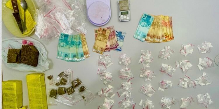 Polícia Militar de Itajobi apreende drogas, dinheiro e materiais usados no tráfico durante prisão de três homens