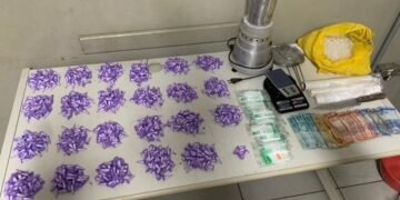 Mil porções de cocaína apreendidas pelo BAEP em operação no bairro São José, em Piracicaba, junto com dinheiro e materiais de preparo.