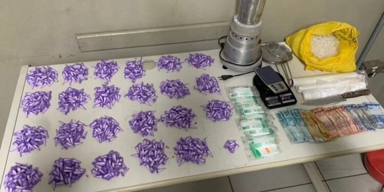 Mil porções de cocaína apreendidas pelo BAEP em operação no bairro São José, em Piracicaba, junto com dinheiro e materiais de preparo.