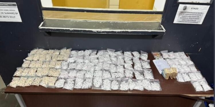 Mais de 4 kg de cocaína apreendidos pelo BAEP em operação no Jardim Amanda, Hortolândia, junto com dinheiro e celulares.