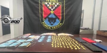 Cocaína, munições calibre .22, dinheiro e celulares apreendidos pela Força Tática em Santa Bárbara d’Oeste após prisão por tráfico de drogas.