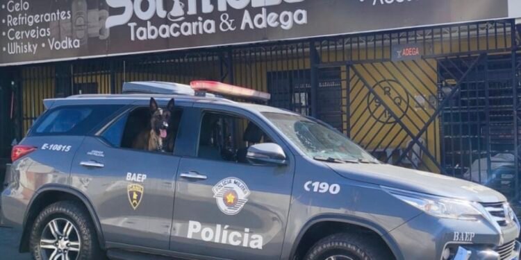 Viatura do 10° BAEP tráfico de drogas em comércio onde foi encontrado drogas em Americana