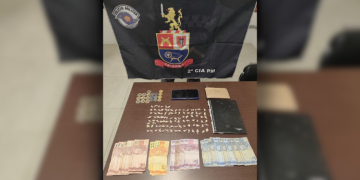 Dupla é presa por tráfico de drogas em residência abandonada em Santa Bárbara d’Oeste (Foto: 19º BPM/I)