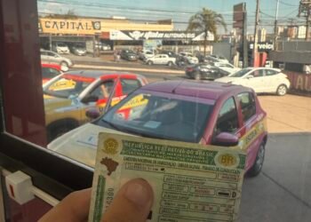 Tirar CNH em São Paulo policial fiscalizando documento de motorista e CNH durante blitz em São Paulo