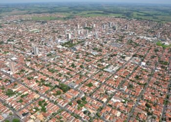 Vista aérea de Votuporanga destaca crescimento desordenado, falta de empregos e aumento da criminalidade e perde sua juventude.