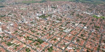 Vista aérea de Votuporanga destaca crescimento desordenado, falta de empregos e aumento da criminalidade e perde sua juventude.