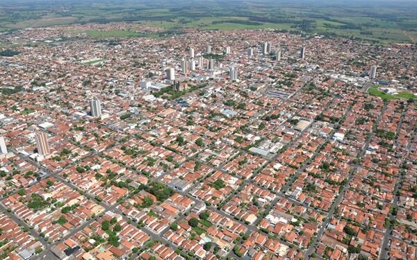 Vista aérea de Votuporanga destaca crescimento desordenado, falta de empregos e aumento da criminalidade e perde sua juventude.