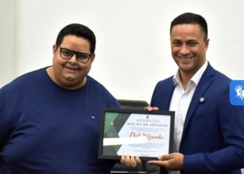 Vereador Felipe Corá e o ativista Eliel Miranda durante apresentação de projeto sobre proteção animal em Santa Bárbara d’Oeste.