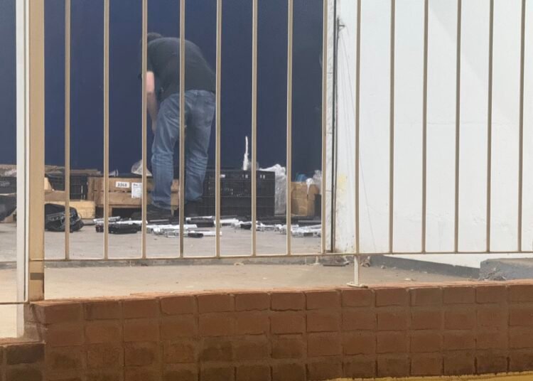 Policiais do Baep e Polícia Federal em operação de apreensão com arsenal de fuzis no Parque Novo Mundo, em Americana.