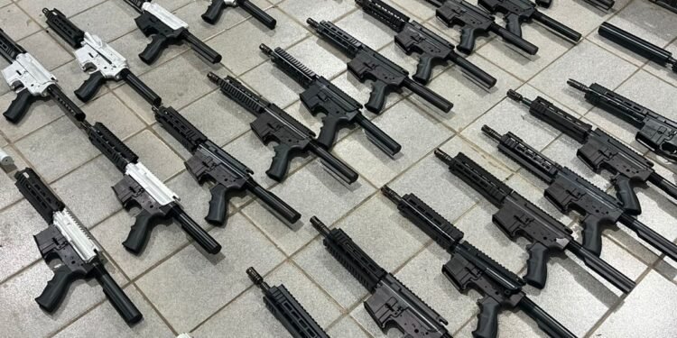 10° BAEP encontra arsenal com fuzis em esquina do Parque Novo Mundo em Americana