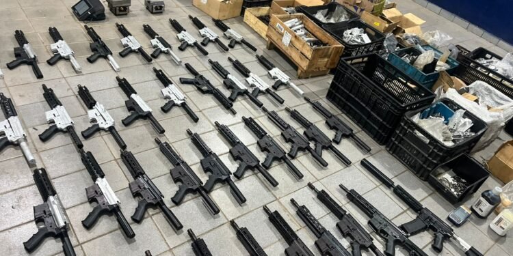 10° BAEP encontra arsenal com fuzis em esquina do Parque Novo Mundo em Americana