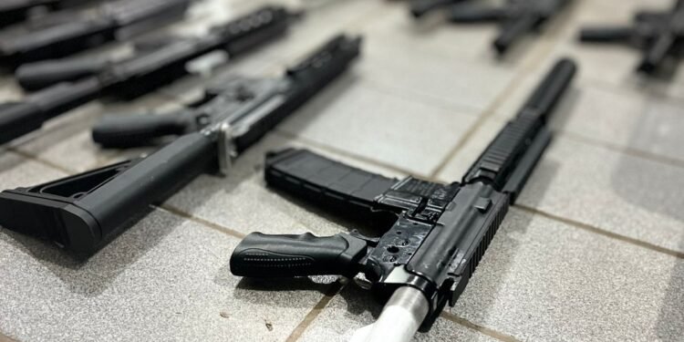 10° BAEP encontra arsenal com fuzis em esquina do Parque Novo Mundo em Americana