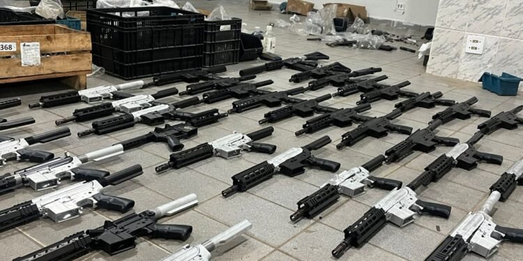 10° BAEP encontra arsenal com fuzis em esquina do Parque Novo Mundo em Americana