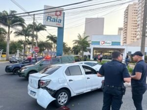 Itens furtados recuperados pela Guarda Municipal em Americana, incluindo joias, relógios e cédulas estrangeiras.