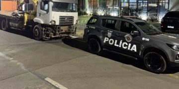 10° BAEP apreende caminhão dublê com registro de furto no Jardim Palmeiras em Leme (SP)