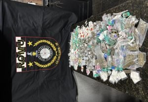 ROMU e Canil da GCM de Guarulhos apreendem drogas e prendem três por tráfico em ocorrências distintas.