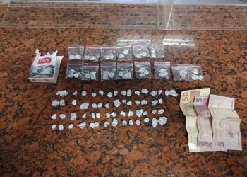 ROMU de Capivari prende homem por tráfico de drogas com apoio do canil em cortiço no bairro Moreto