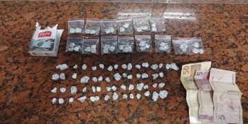 ROMU de Capivari prende homem por tráfico de drogas com apoio do canil em cortiço no bairro Moreto