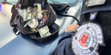 Itens furtados recuperados pela Guarda Municipal em Americana, incluindo joias, relógios e cédulas estrangeiras.