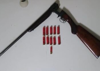 10° Baep apreende espingarda e munições em residência após denúncia de comércio ilegal de armas em Santa Maria da Serra (SP)