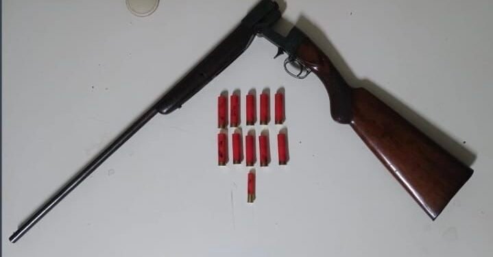 10° Baep apreende espingarda e munições em residência após denúncia de comércio ilegal de armas em Santa Maria da Serra (SP)
